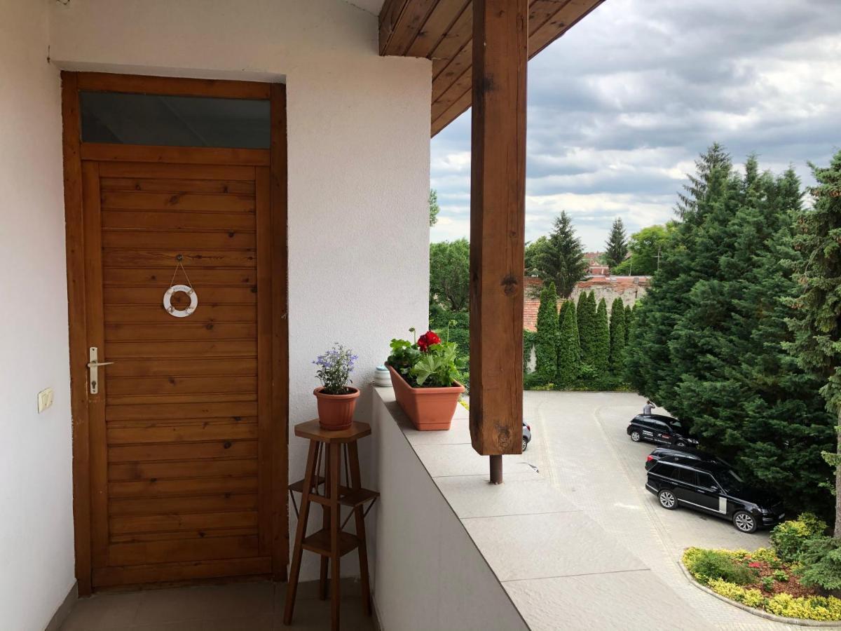 Capri Apartman Eger Exterior foto
